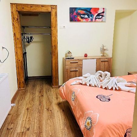 Private Apartment In The City Centre. 오라데아 외부 사진